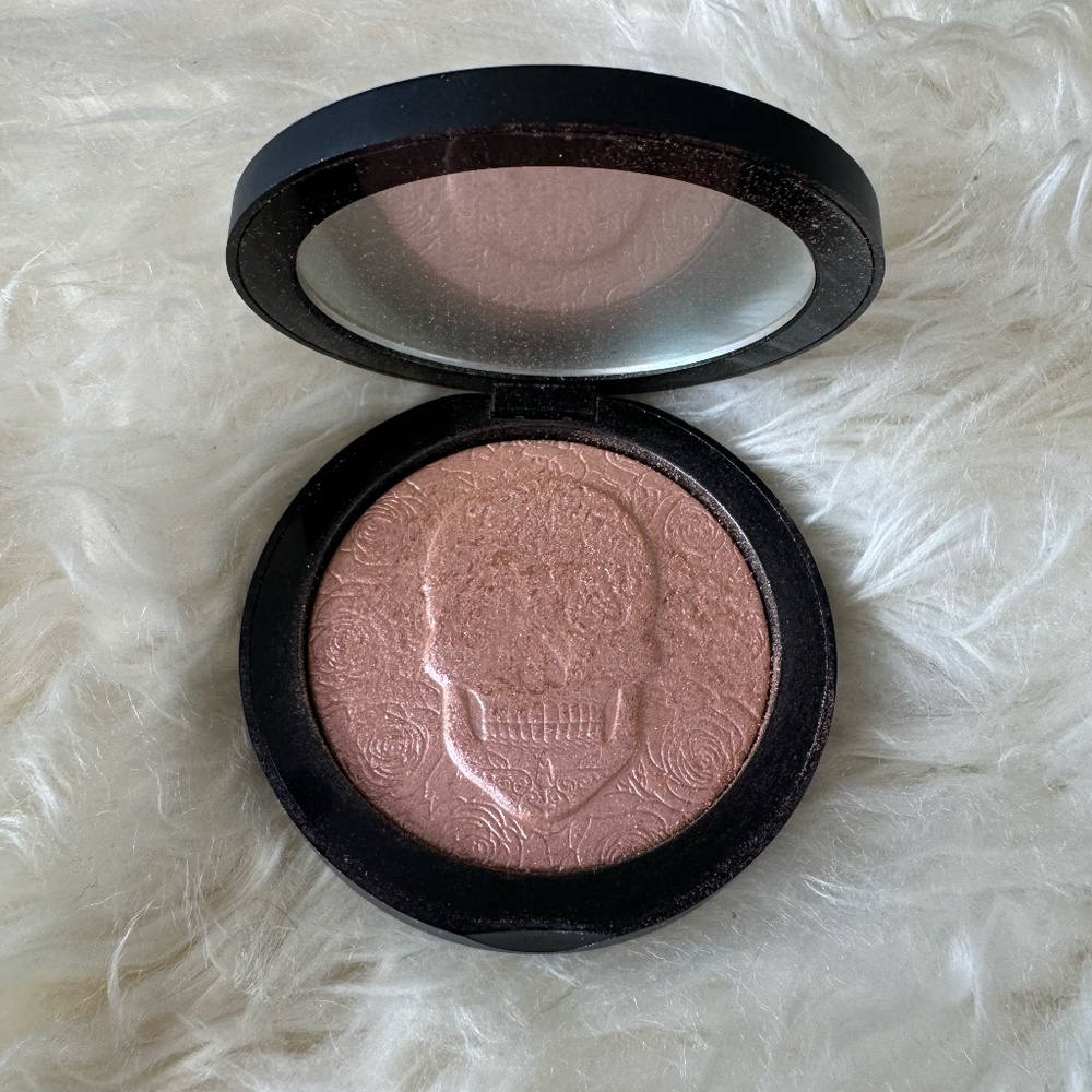 Melt Cosmetics "Iluminación" highlighter